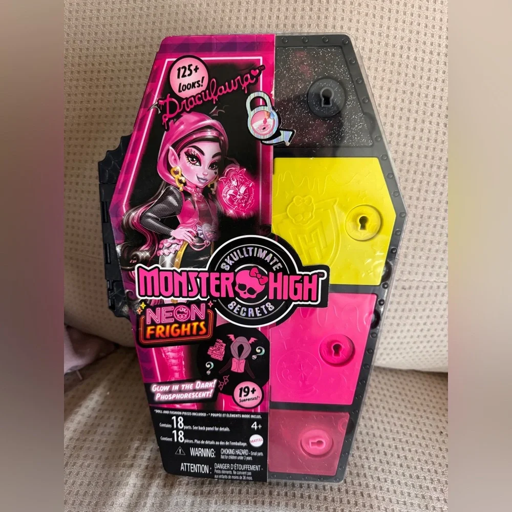 Monster High Skulltimate Secrets Draculaura Doll and Locker – New (2023)